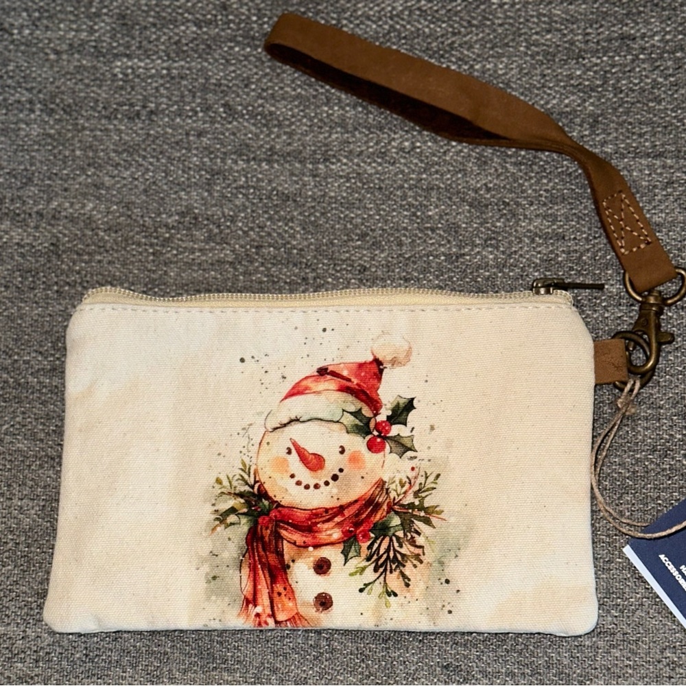 Brand New - Adorable Snowman Wristlet. Great present especially too yourself ☃️